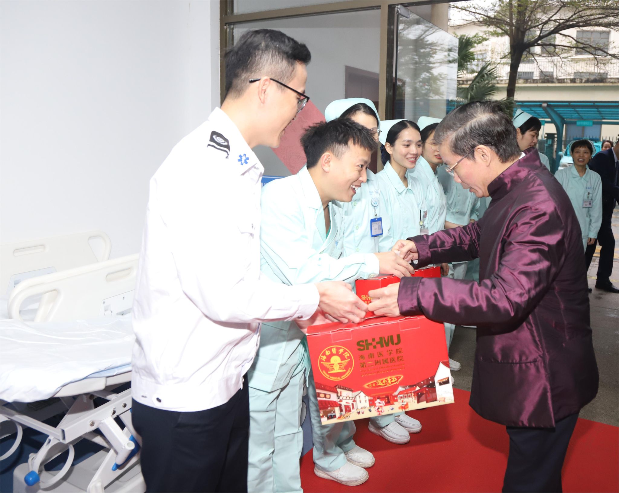 大年初一，校长陈国强院士慰问一线医务工作者和住院患者
